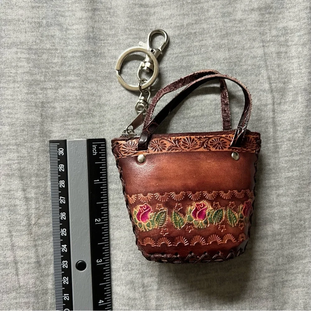 Vintage brown leather coin purse keichain with engraved flowers - Picture 2 of 5